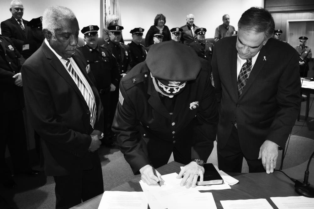 Derechailo Signs Paper - Black and White