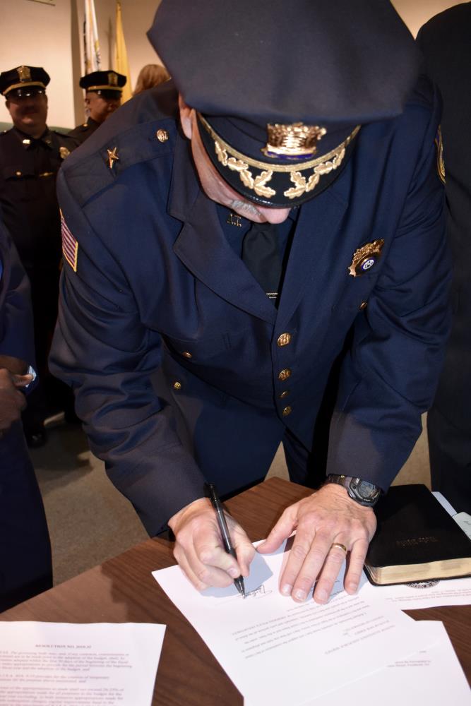 Derechailo Signs Paper - Close Up